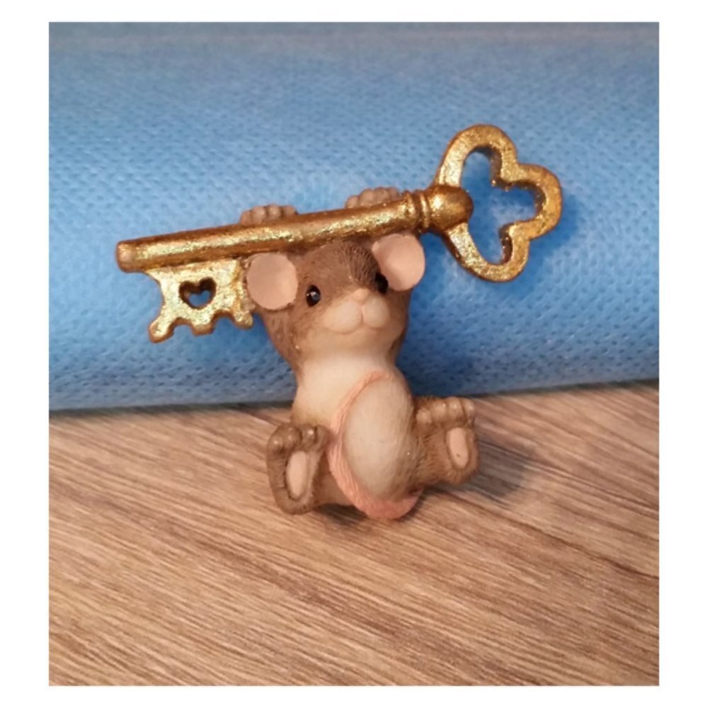 Vintage 90's small mouse w golden key brooch pin, whimsy, fairytail jewelry